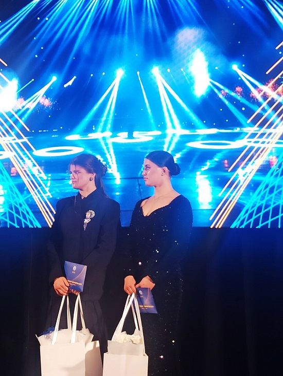 манола скобельська ліворуч і Аліна Філіпович 2 е місце Європа Ю23